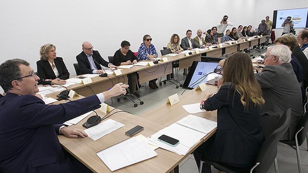 Una de las reuniones sobre el Plan de Movilidad presidida por José Ballesta, alcalde de Murcia, el pasado mes de noviembre