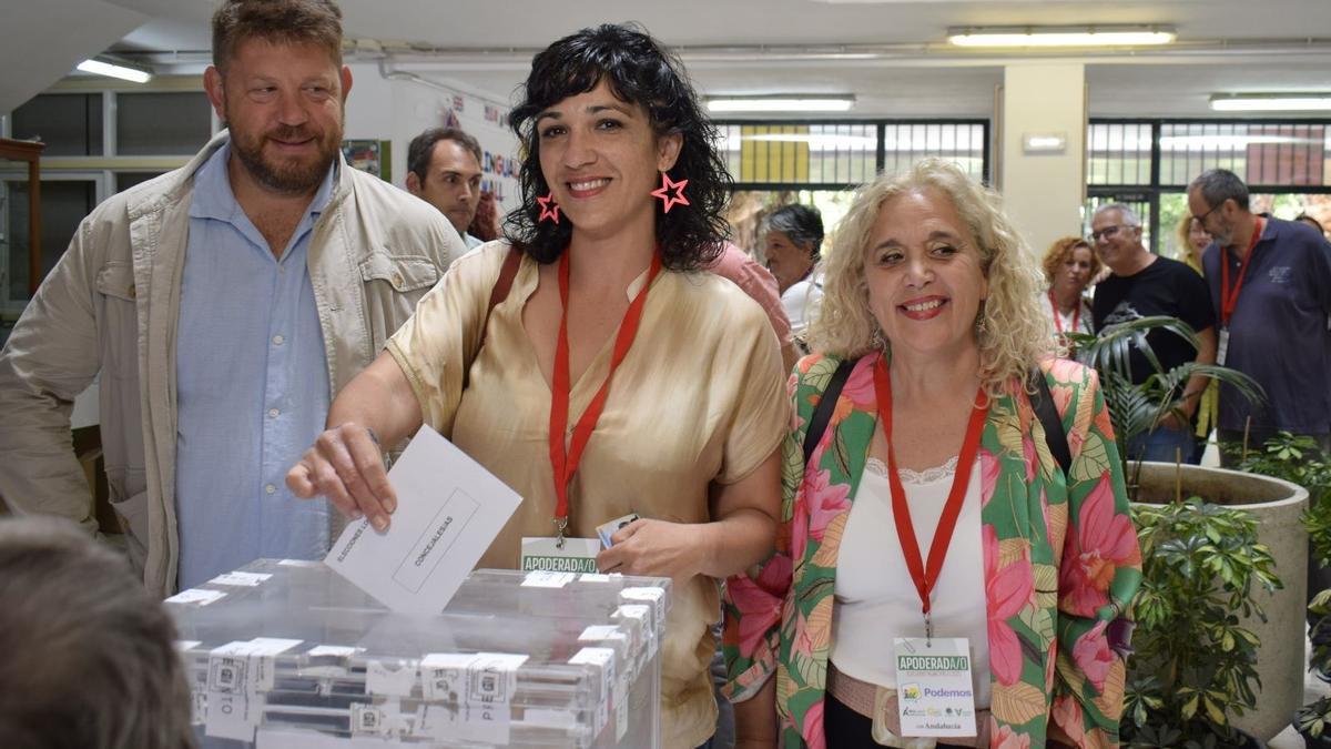 La candidata de Con Málaga, Toni Morillas, votando el 28M