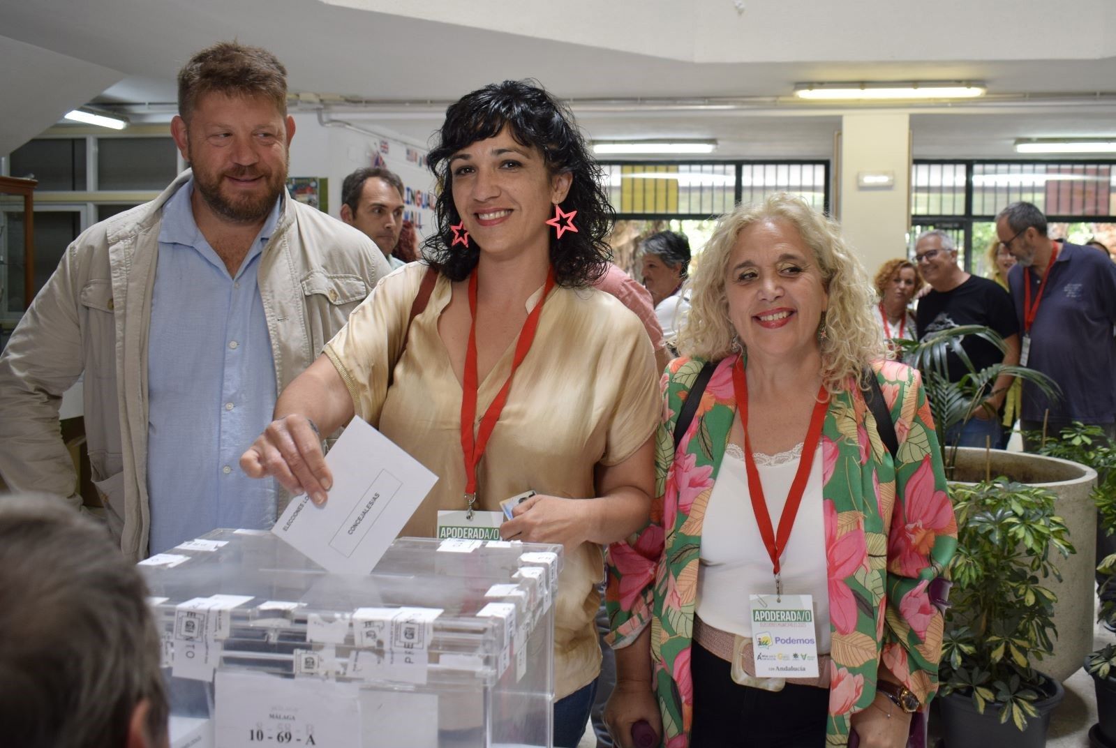 La candidata de Con Málaga, Toni Morillas, votando el 28M