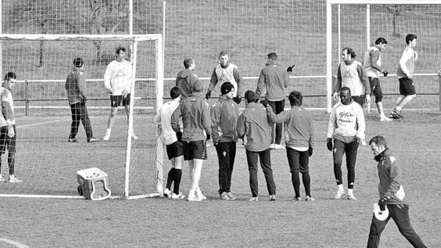 La plantilla del Sporting B, durante el entrenamiento de ayer en Mareo.