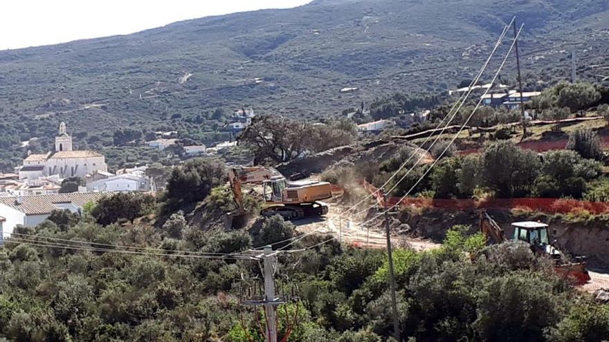 Les màquines treballant a Cadaqués el 20 de març