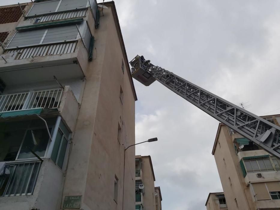 Los bomberos se preparan para acceder a la vivienda en la que se encuentran los cadáveres