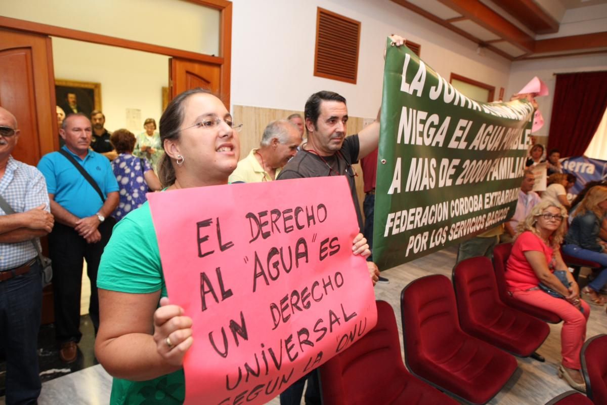 FOTOGALERÍA / Suspendido el Pleno por una protesta de parcelistas