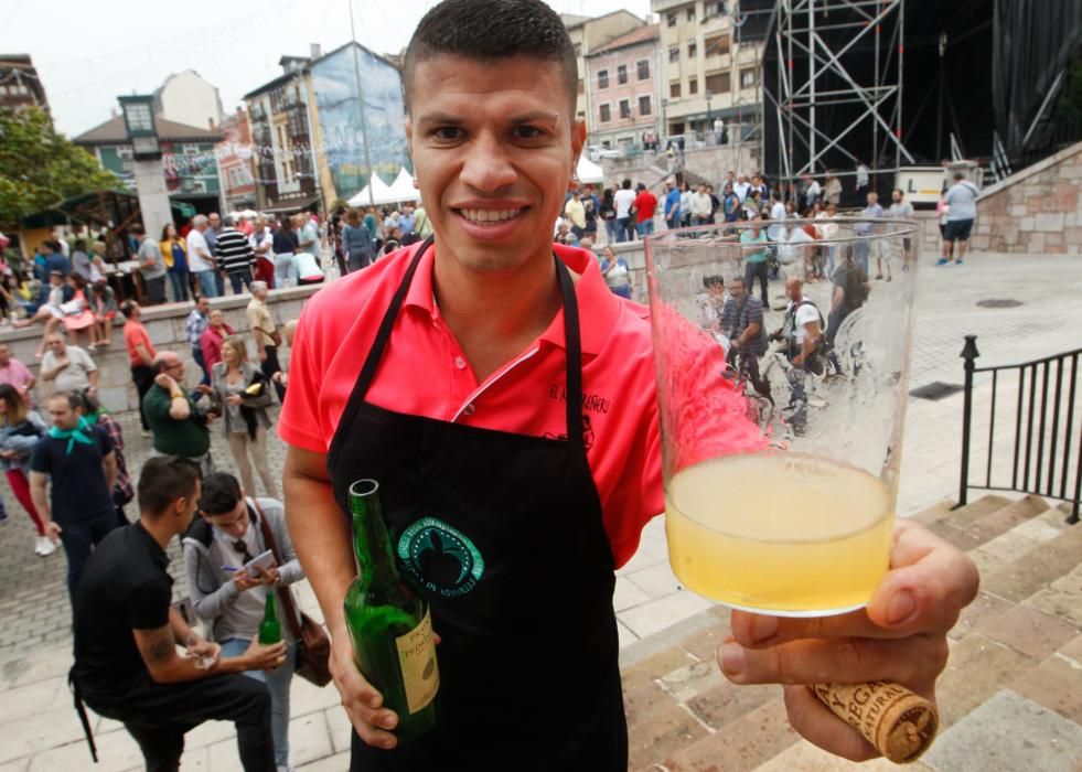 Concurso de escanciadores del Festival de la sidra de Nava