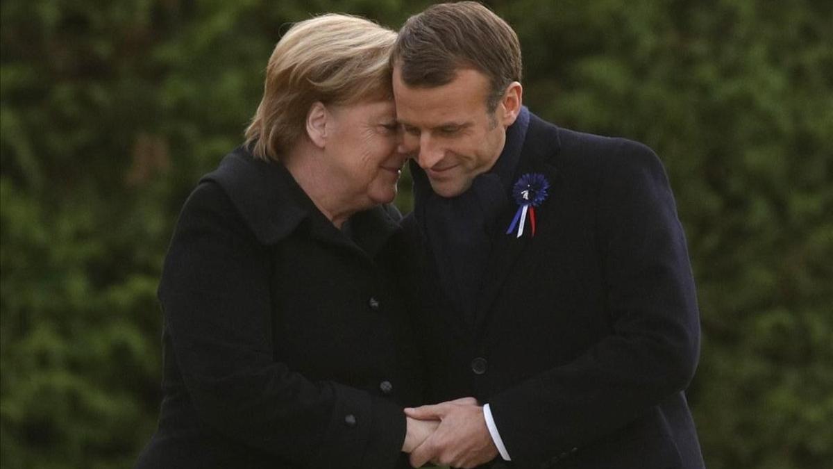 Merkel y Macron se abrazan tras descubrir una placa durante una ceremonia conmemorativa por el Armisticio, en Compiegne, Francia.