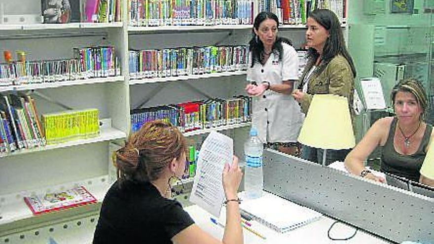 La edil de Educación y Juventud, María Dolores Sánchez (d), ha iniciado una ronda de visitas por las bibliotecas