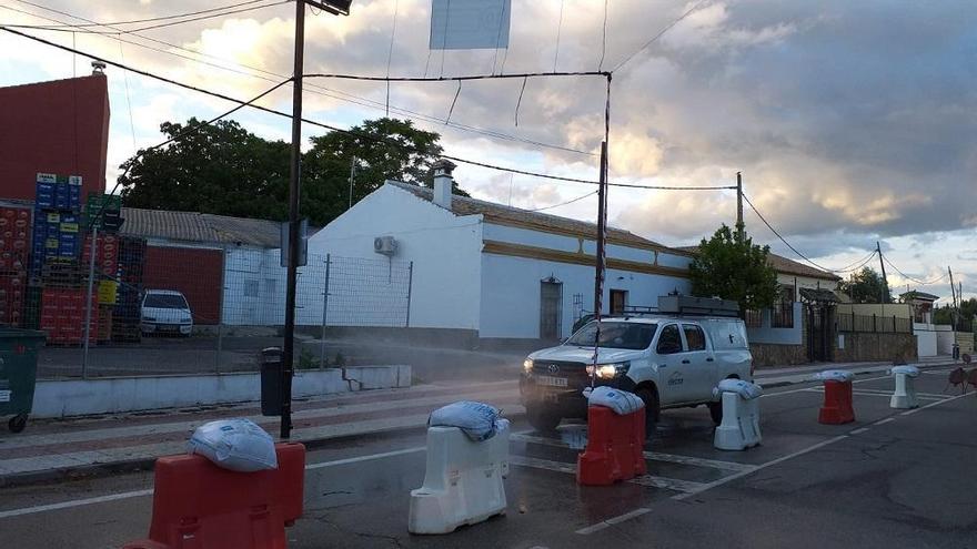 Coronavirus en Córdoba: instalan arcos de desinfección de coches en Almodóvar