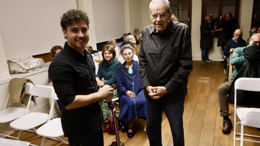 El Ateneo Obrero abre sus actos de homenaje al poeta Ángel González | MARCOS LEÓN