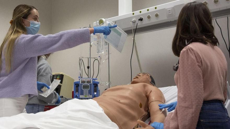 Alumnado de Medicina, en las prácticas en la facultad.