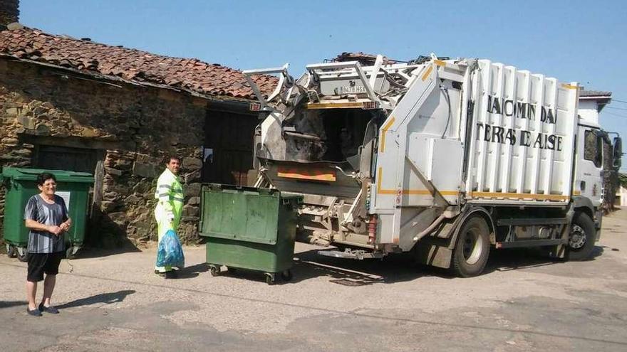 Un operario de la mancomunidad &quot;Tierras de Aliste&quot; durante uno de los servicios.