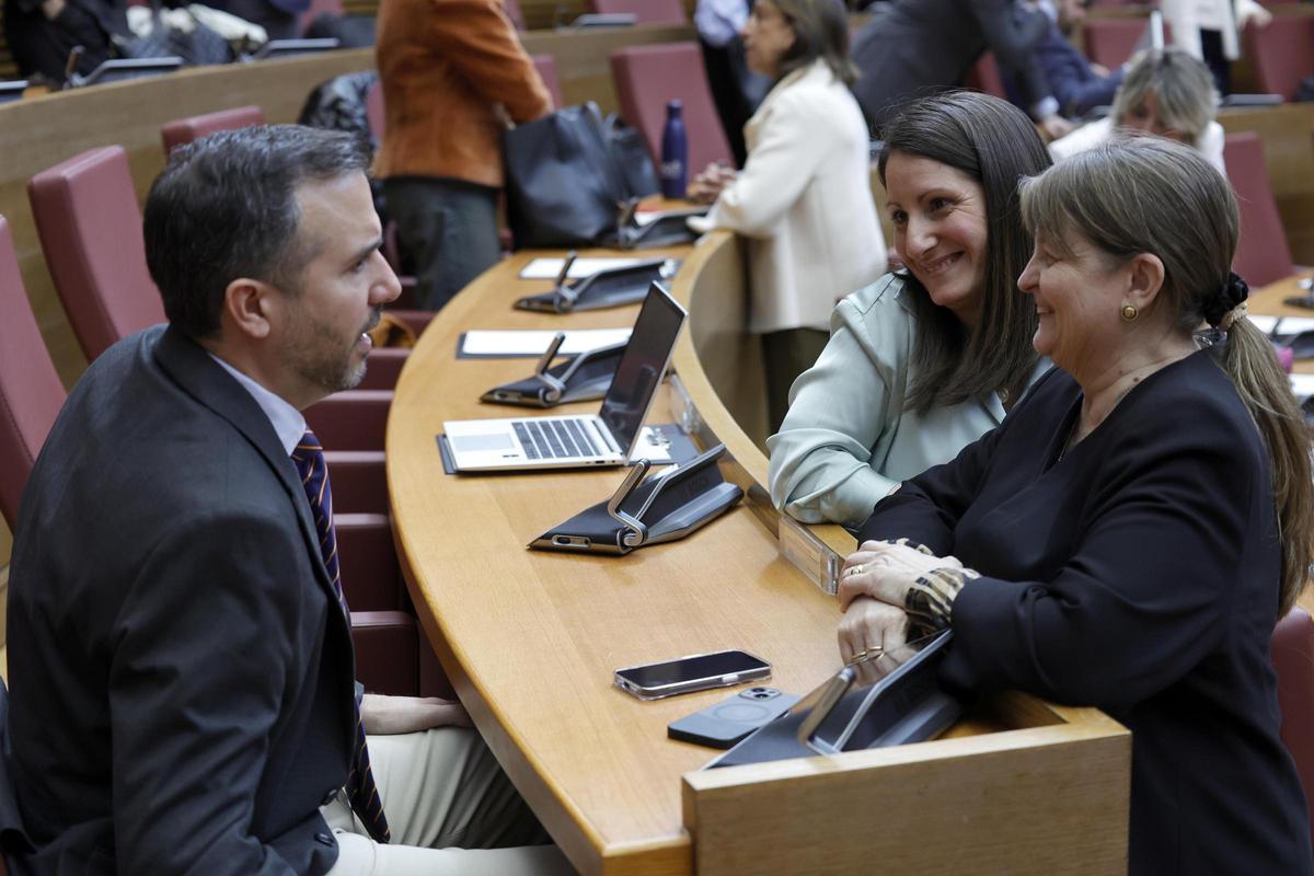 Miguel Pascual, diputado de Vox, conversa con sus compañeras de grupo y de partido, Ana Vega y Julia Llopis.