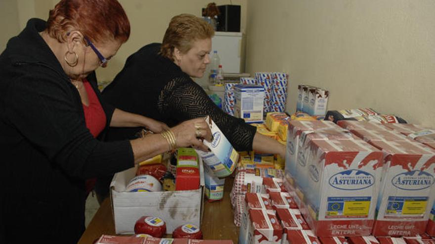 Reparto de comida del banco de alimentos en el barrio de El Polvorín.