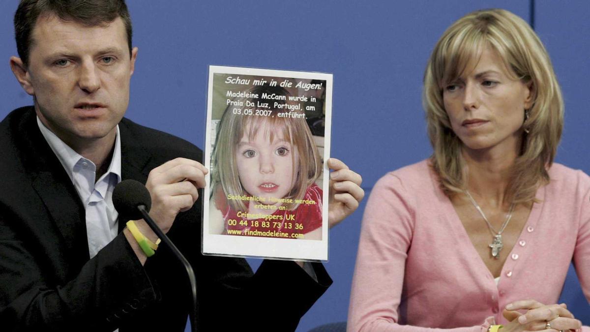 Kate i Gerry McCann amb una foto de la seva filla desapareguda