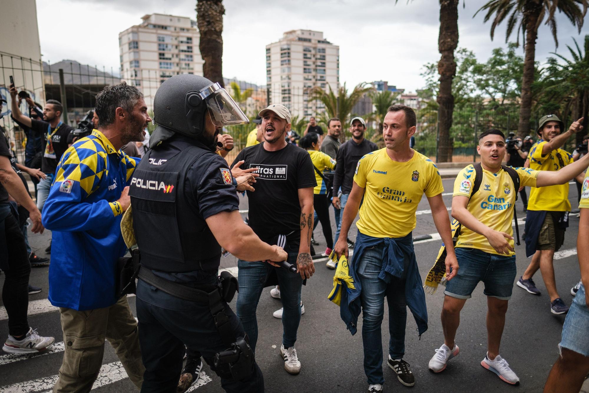 Ambiente e incidentes de la afición de la UD Las Palmas antes de llegar al Heliodoro