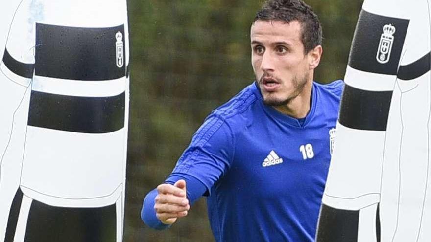 Christian Fernández trabaja en un entrenamiento de esta temporada del Real Oviedo.