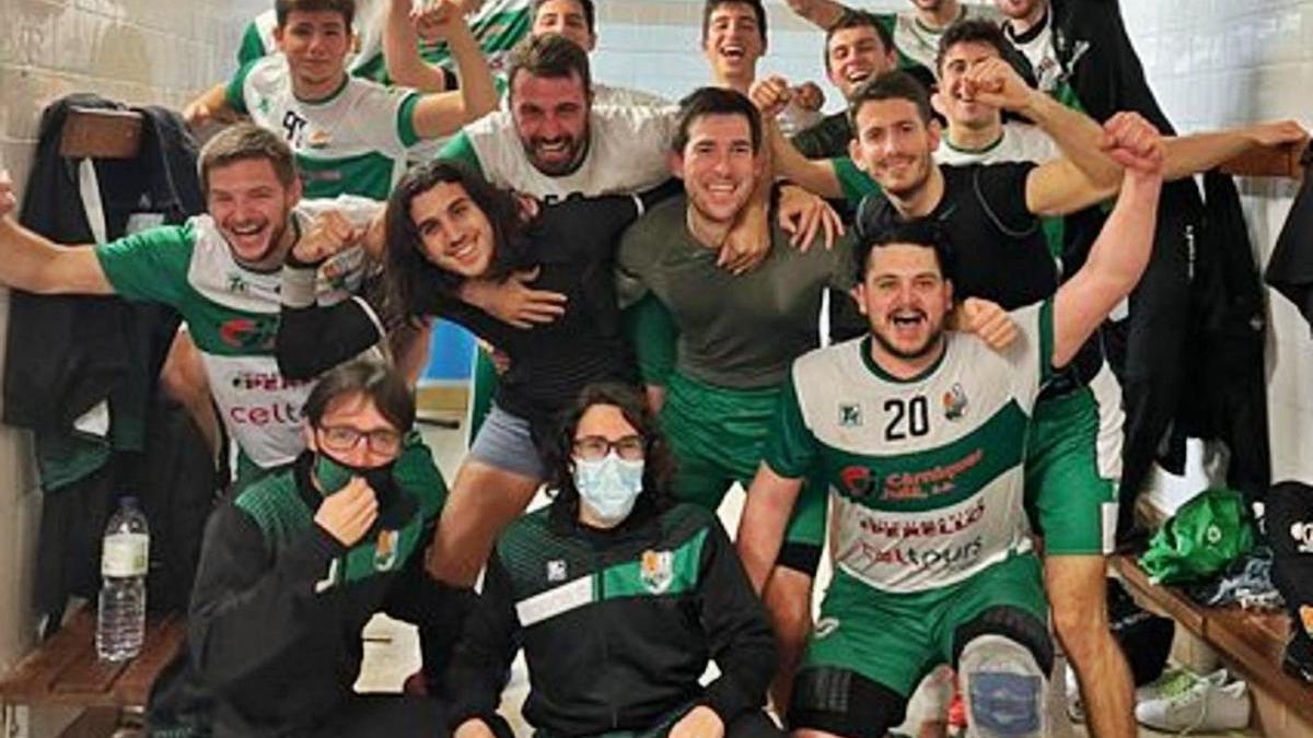 L&#039;equip celebra amb eufòria la victòria un cop acabat el partit.