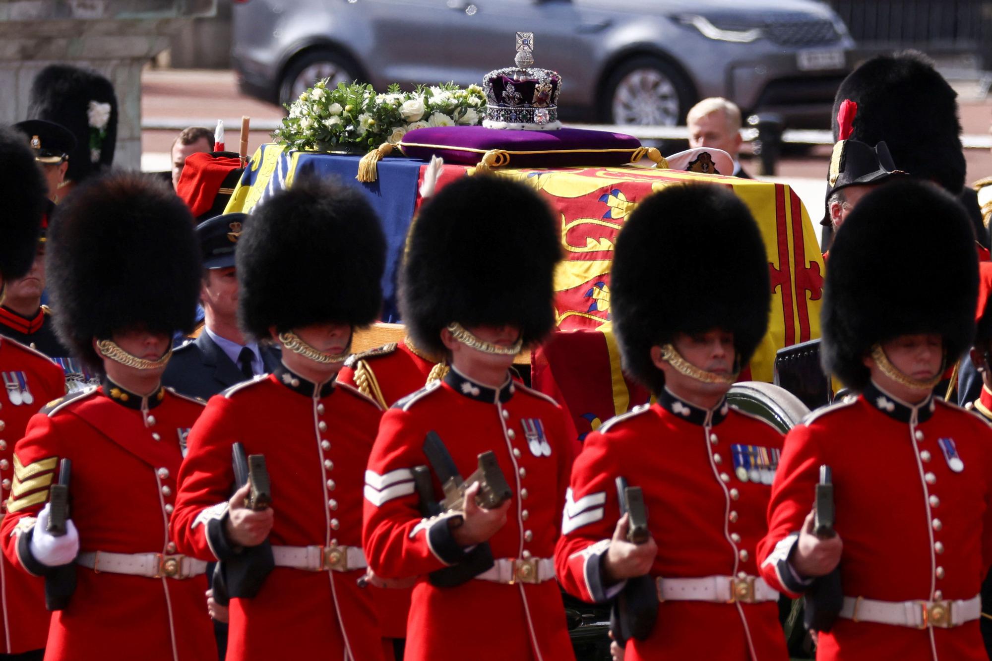 El traslado del féretro de Isabel II a Westminster, en imágenes