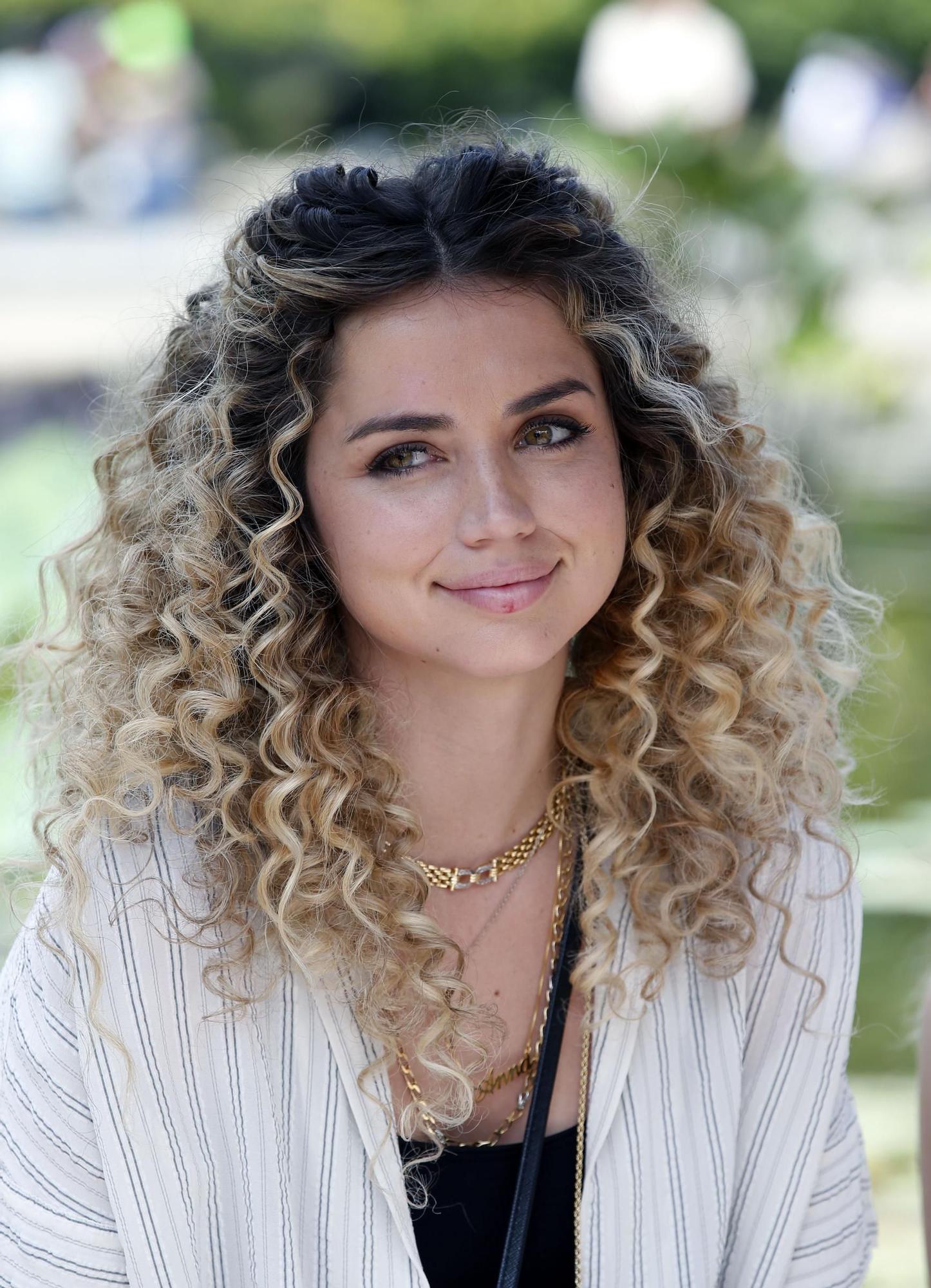 Ana de Armas con la melena rizada