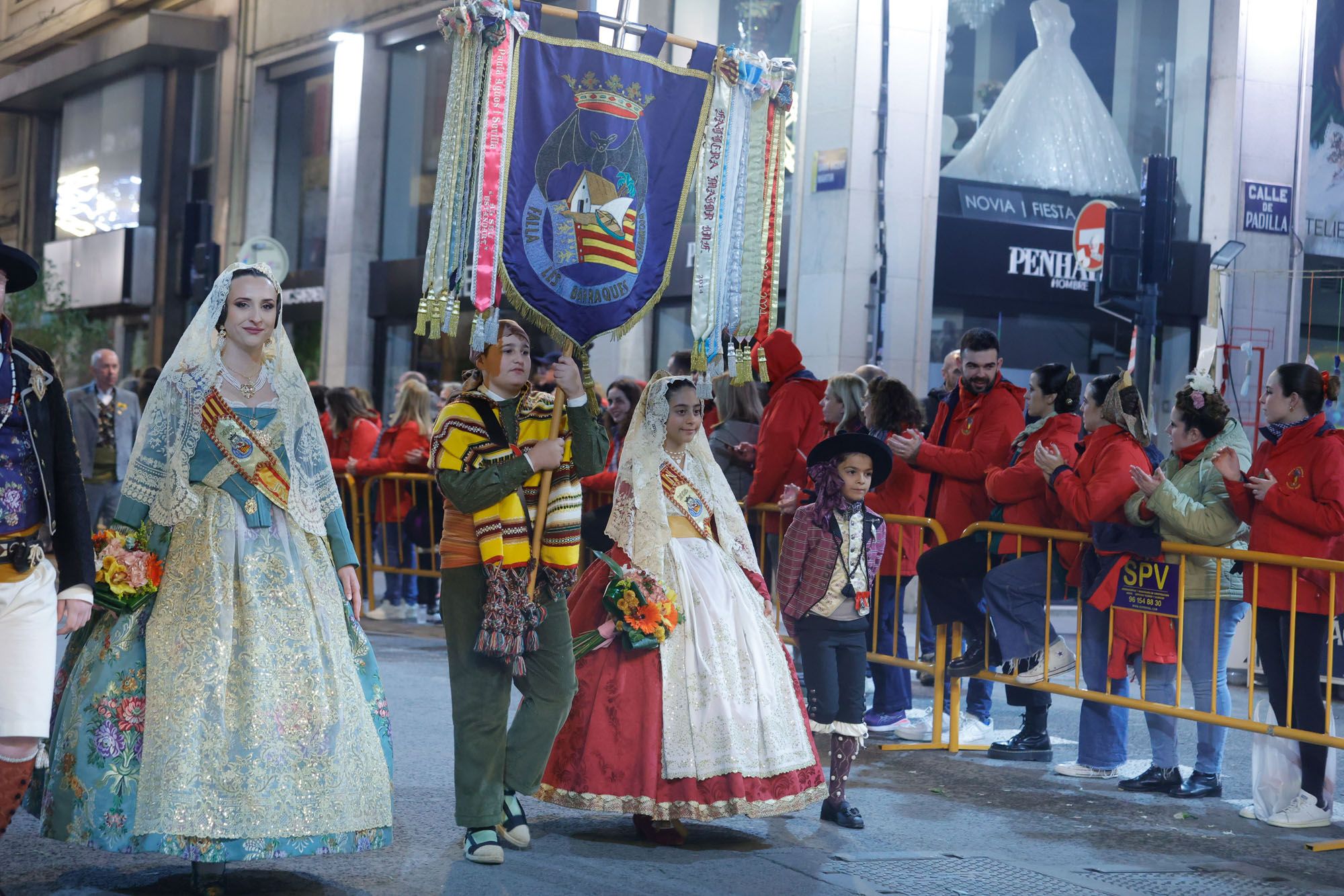 Las comisiones afectadas por la dana, ante la Virgen con crespones