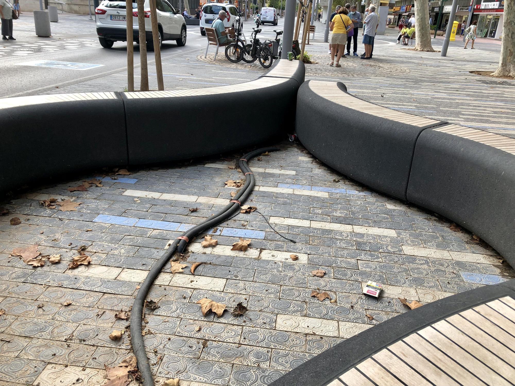 Cableado por mitad del suelo en uno de los tramos de la avenida.