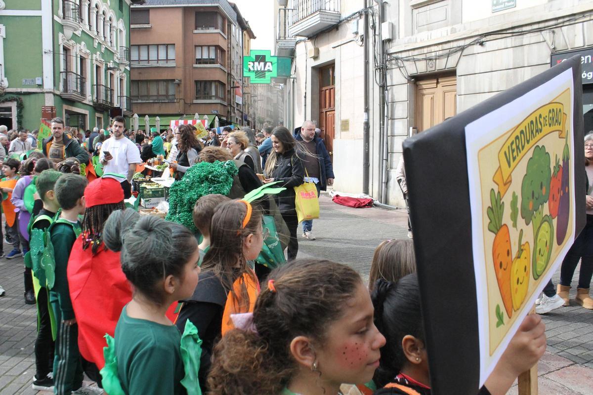 Así fue el divertido y pasacalles de Carnaval del colegio Virgen del Fresno en el mercado