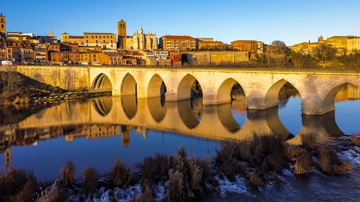 El Puente Mayor de Valladolid refleja sobre el Pisuerga el perfil de una ciudad clave en la Ruta del Vino de Cigales, cuna de rosados y patrimonio enológico