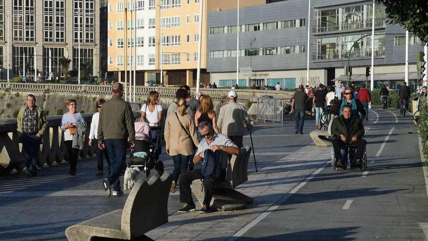 Gente paseando por el paseo marítimo de A Coruña.