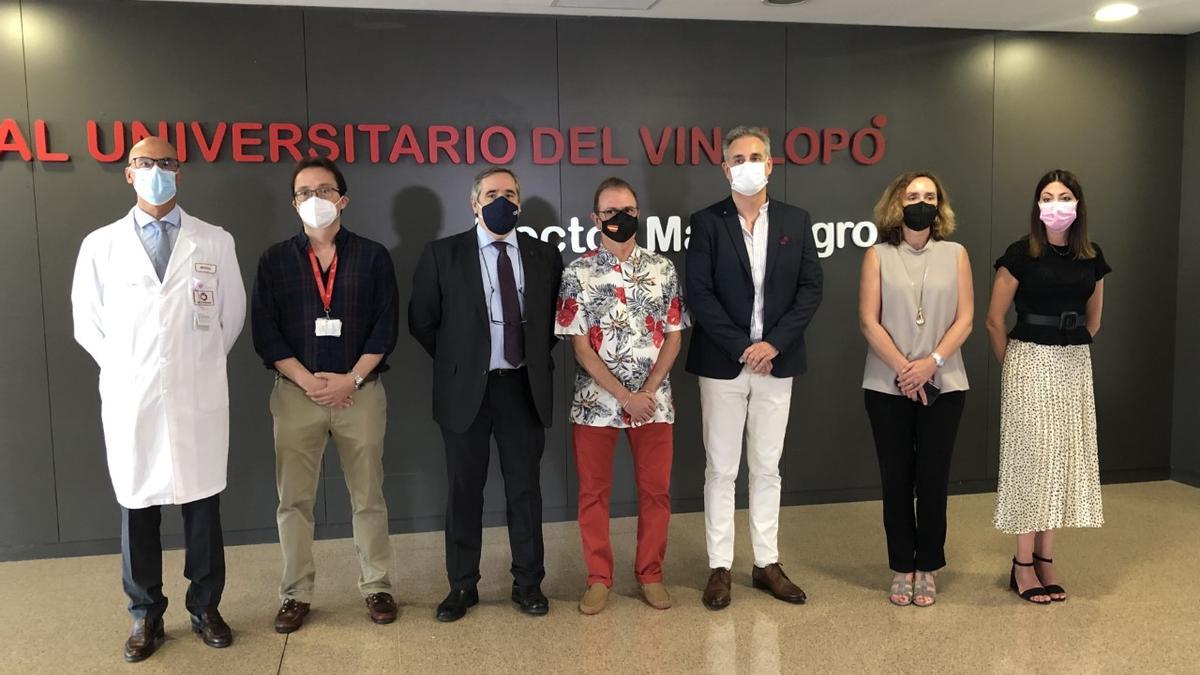 El gerente del Hospital del Vinalopó, Rafael Carrasco junto a profesionales y representantes de entidades e instituciones reconocidas