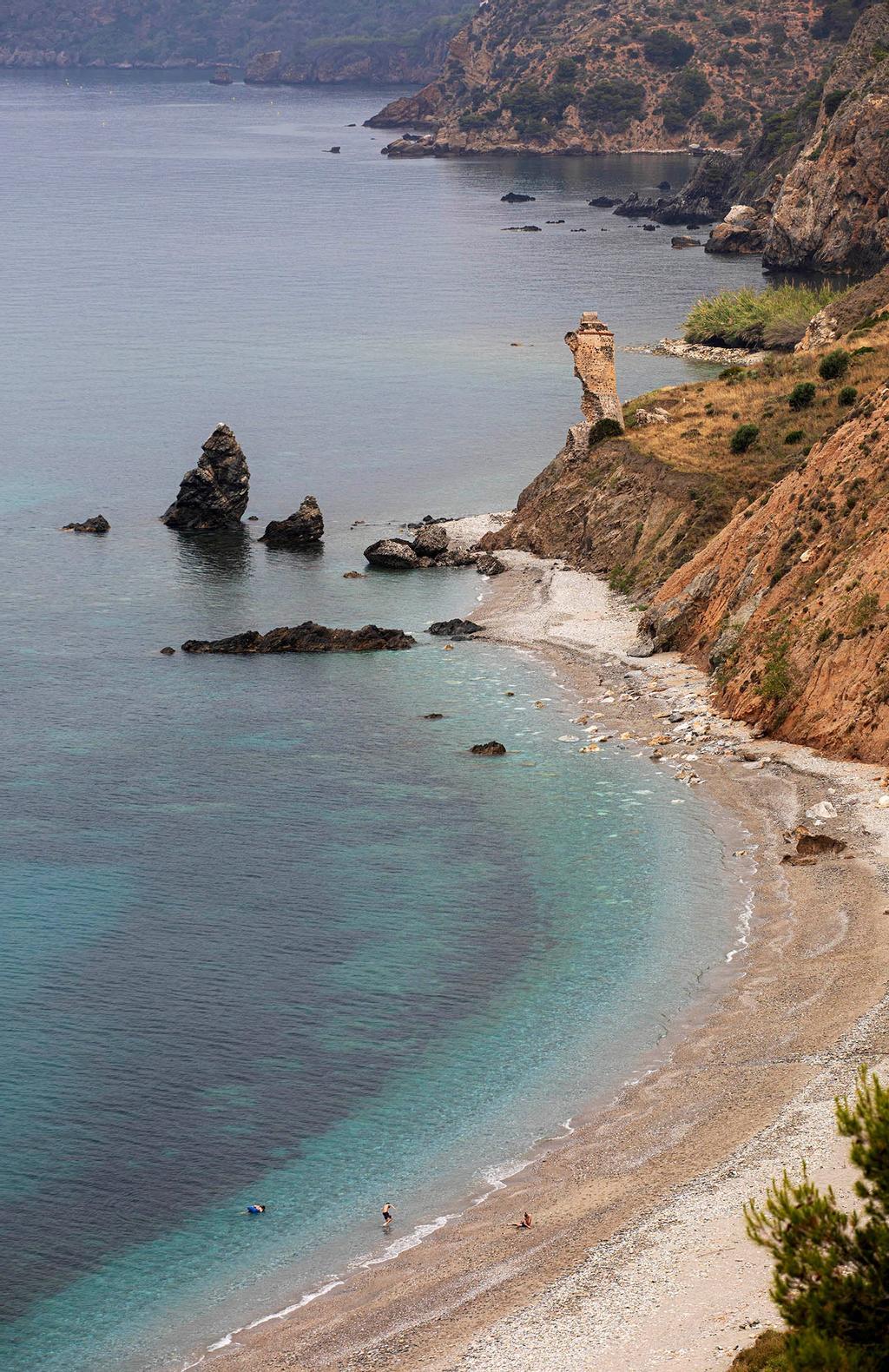 Playa de las Alberquillas, a 10 minutos de Nerja.