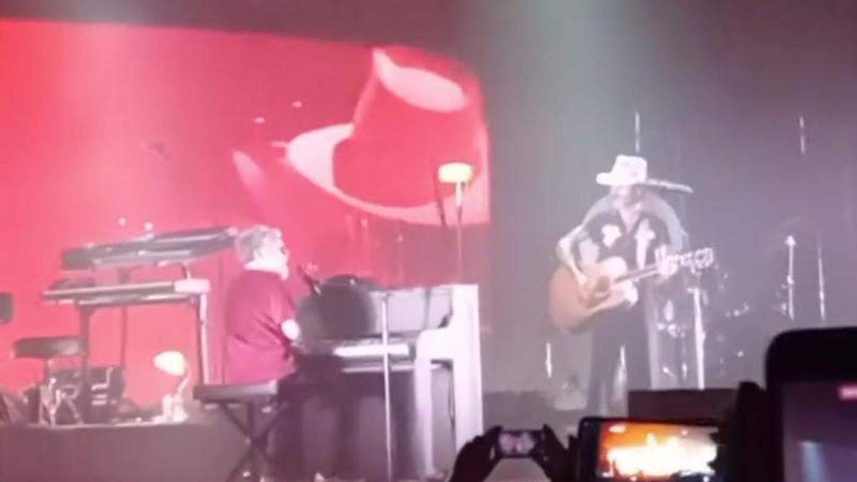 Iván Ferreiro al piano y Leiva interpretando 'Promesas que no valen nada'.
