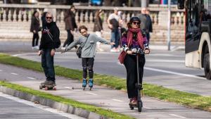 Salvo excepciones, la mayor parte de los conductores de patinetes llevan el casco.