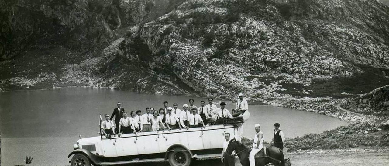 Fotografía de una excursión del Ateneo Obrero a los Lagos en 1930.