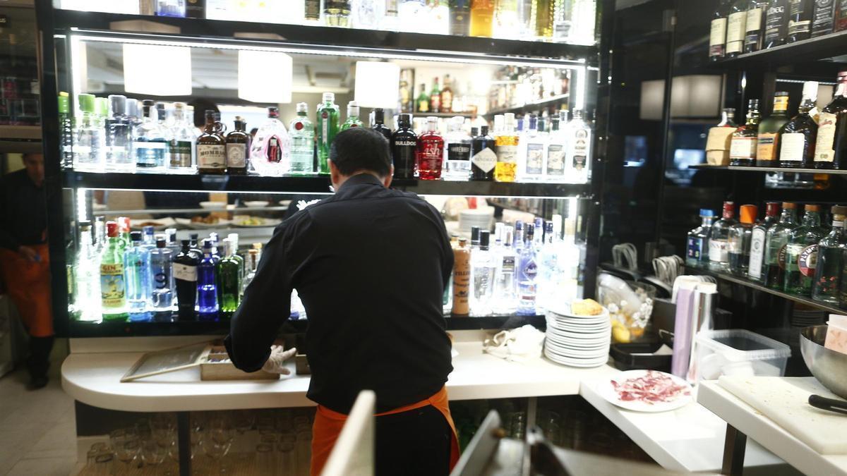 Un treballador a la barra d'un local