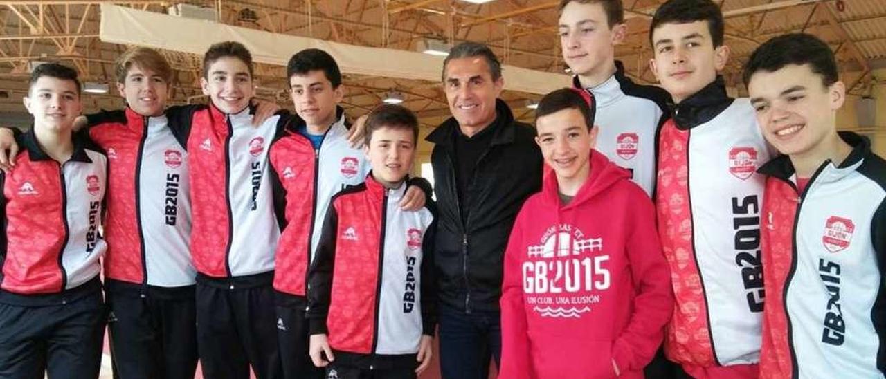 Los infantiles del Gijón Basket, junto al seleccionador nacional, Sergio Scariolo.