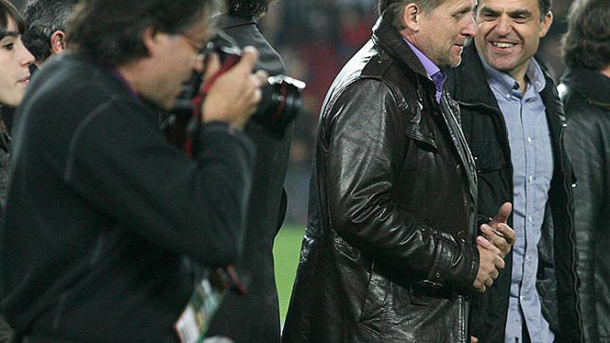 Esteve Fradera fa broma amb Bernd Schuster en un moment de l&#039;homenatge als campions de Lliga (84-85).