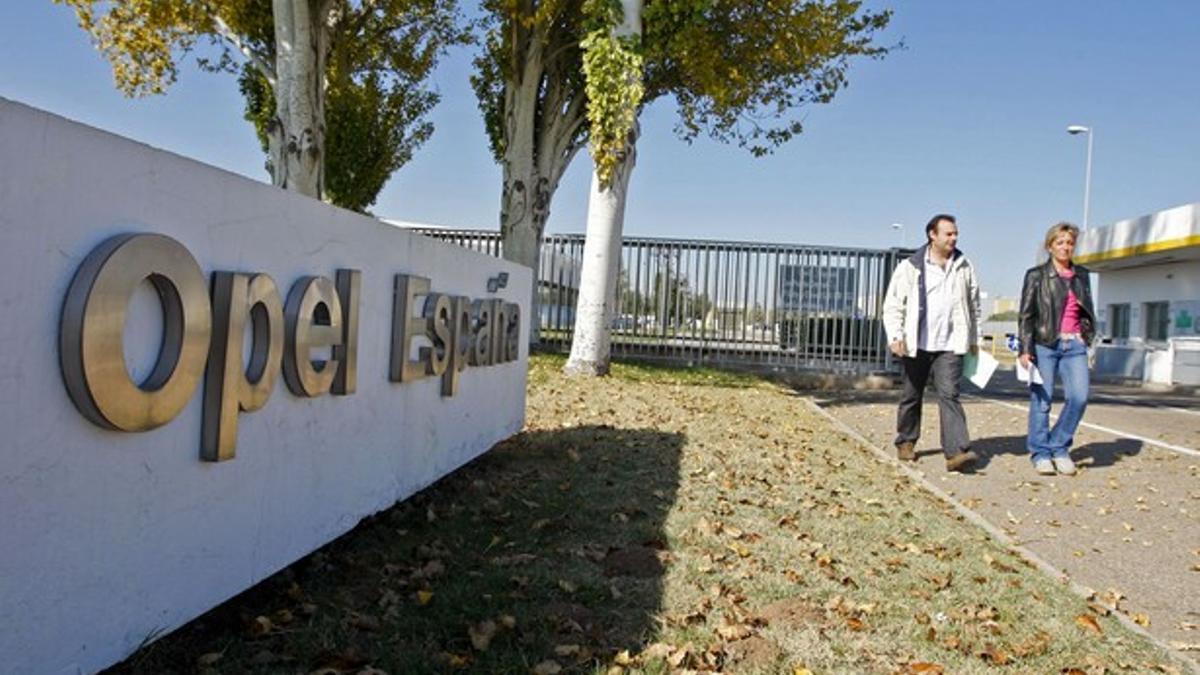 Entrada a la planta de Opel en Figueruelas (Zaragoza).