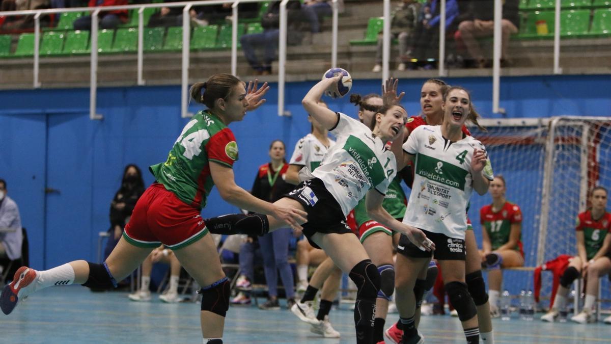 María Flores lanza a portería durante el partido contra el Sant Quirze