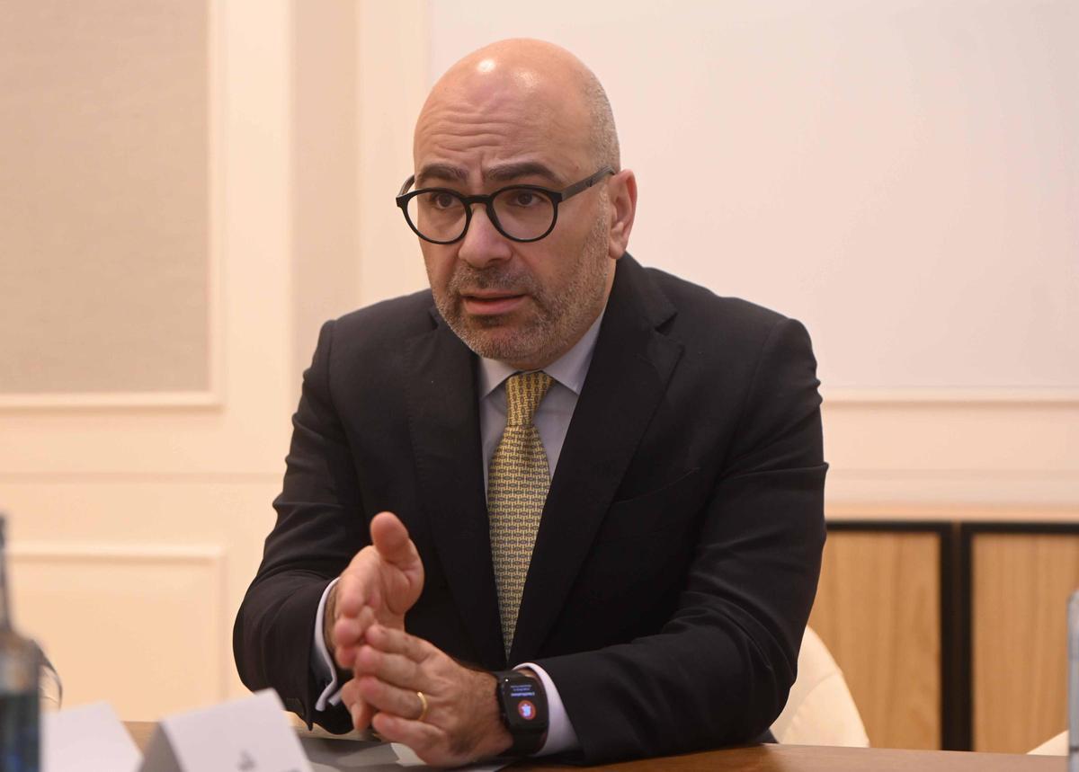 El ministro de Infraestruturas de Portugal, Miguel Pinto Luz, durante su encuentro con FARO en Vigo.