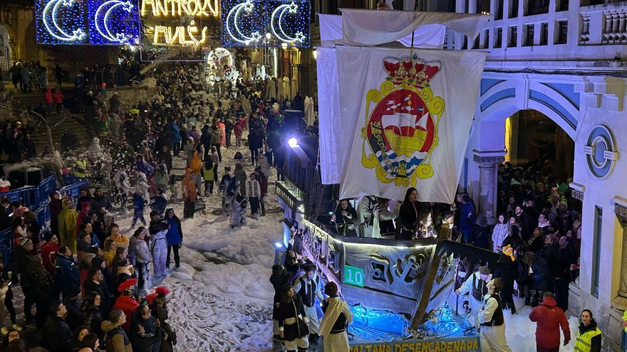 Multitudinario descenso de Galiana en Avilés: río de &quot;antroxeros&quot; y mar de espuma de aguas lentas