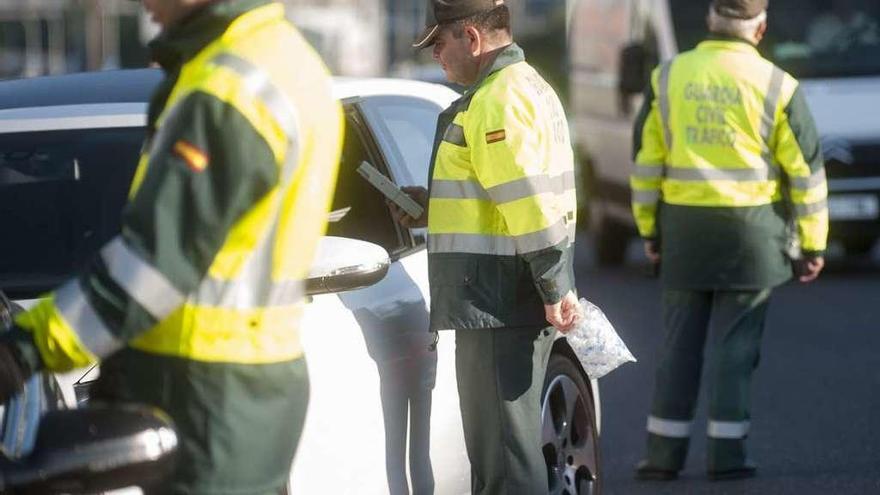 Agentes durante un control de alcohol y drogas en A Coruña.