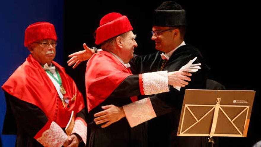 El rector de la Universidad de Alicante, Manuel Palomar, abraza al expresidente de Uruguay, Julio María Sanguinetti, recién investido como doctor Honoris Causa