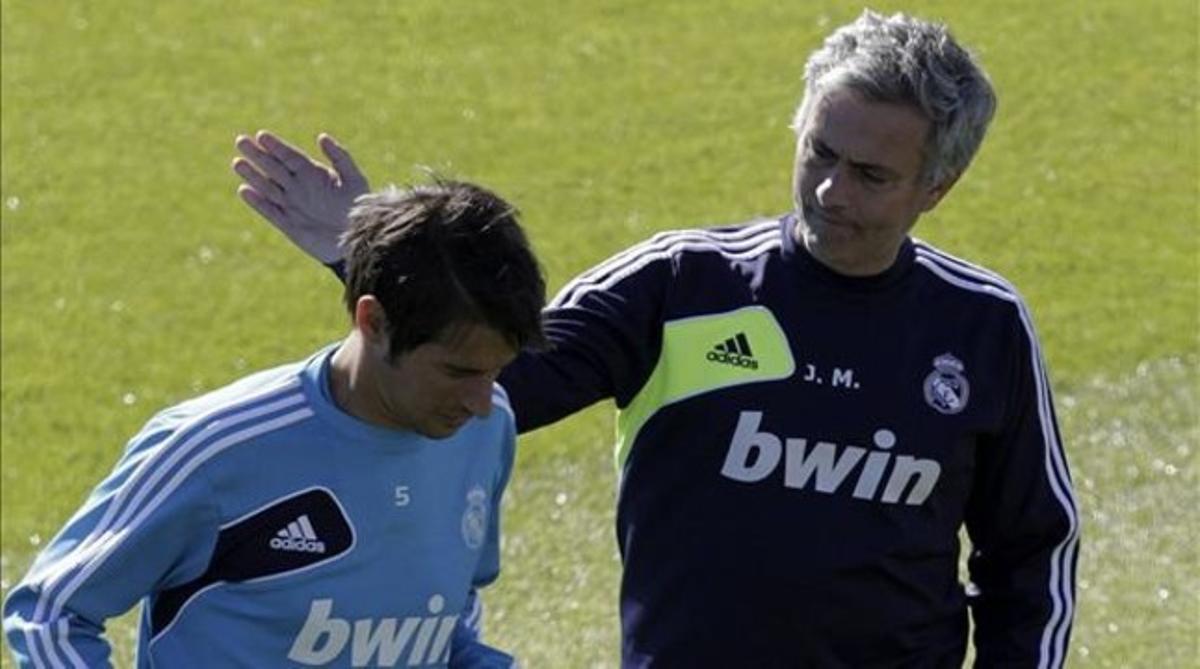 Mourinho dóna una clatellada a Coentrao en l’entrenament del Madrid a Valdebebas.