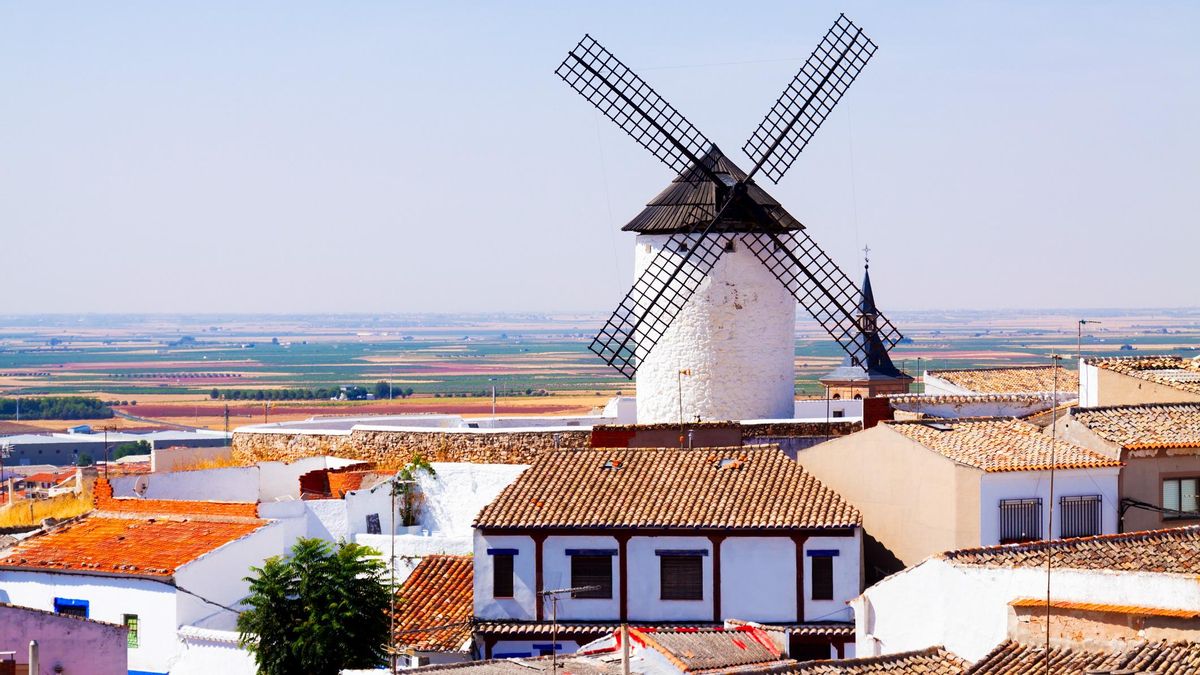 El pueblo más bonito de Castilla-La Mancha tiene su propio barrio de Albaicín, calles empedradas y los molinos de Don Quijote