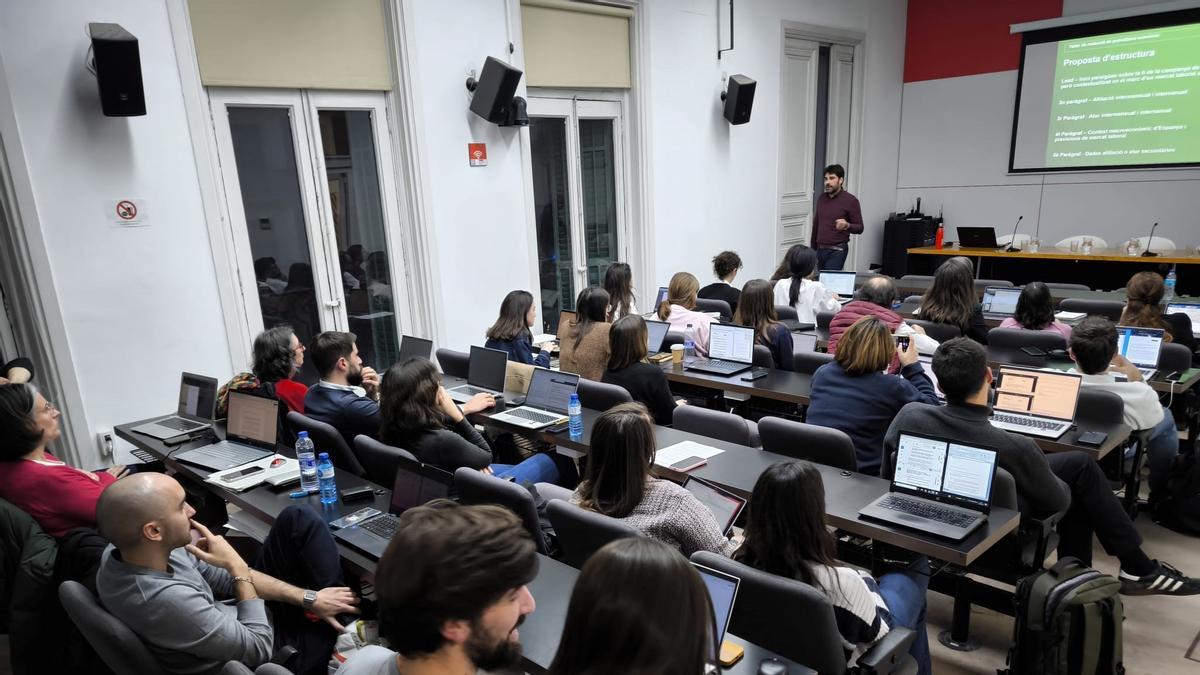 La UAB y la APIEC culminan la primera microcredencial de 'Periodismo Económico en tiempos de incertidumbre'