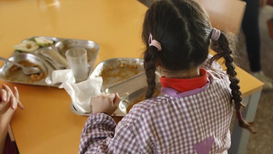Una alumna al menjador escolar de Taialà, el curs passat.