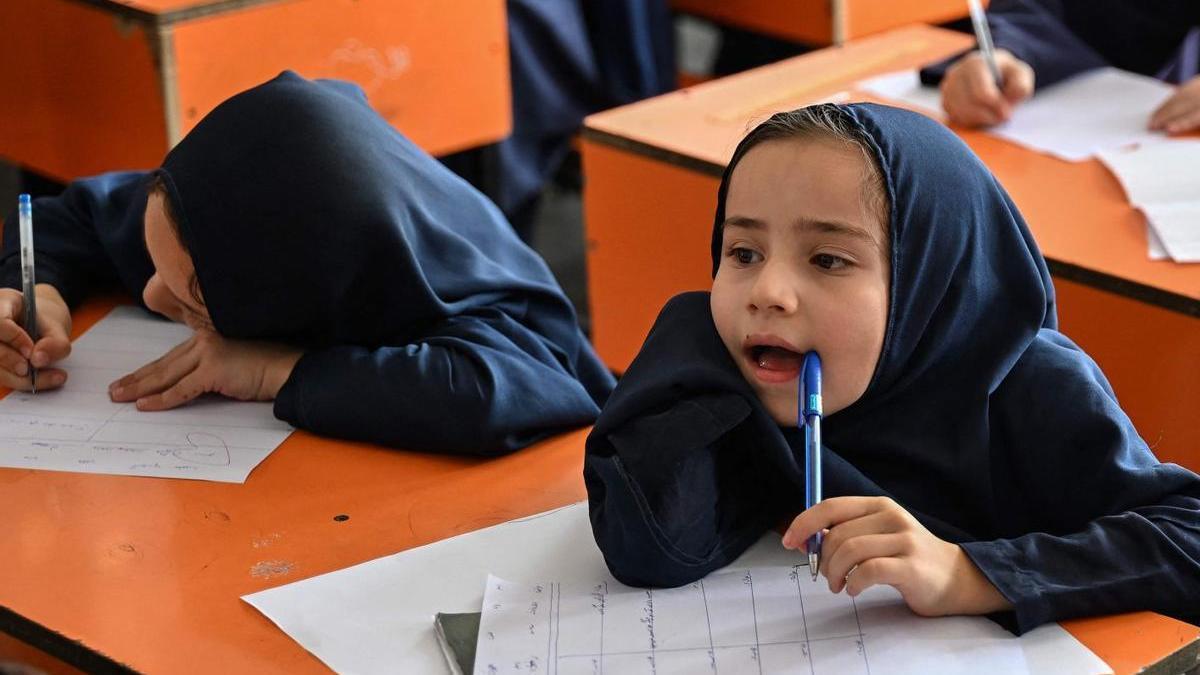 Nenes afganeses en una escola de primària a Kabul, al juliol. | AFP