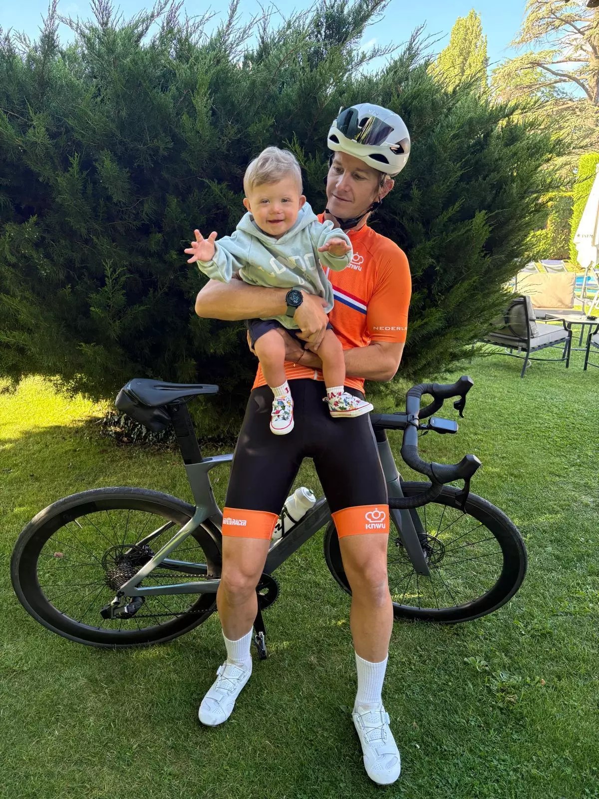 El repte viral del pare ciclista d’un nen amb síndrome de Down: de Puigcerdà a Amsterdam per amor a en Jan