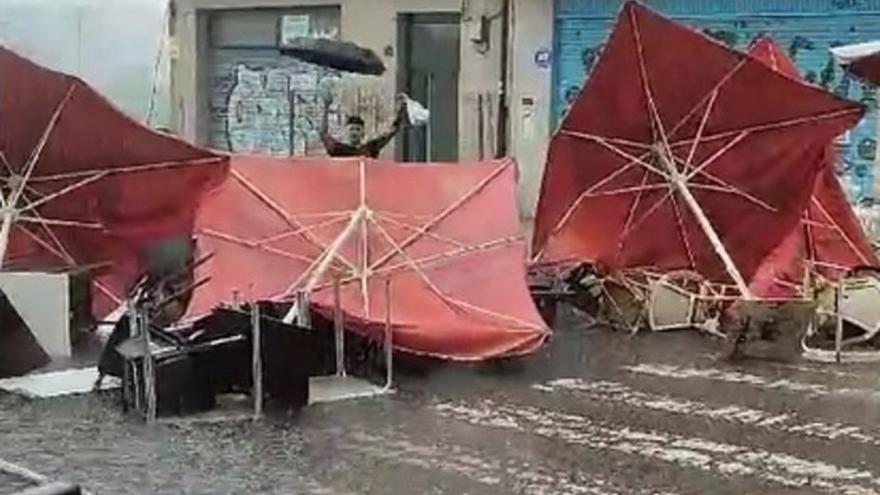 Sombrillas de una terraza del Puente Romano.   | // FDV