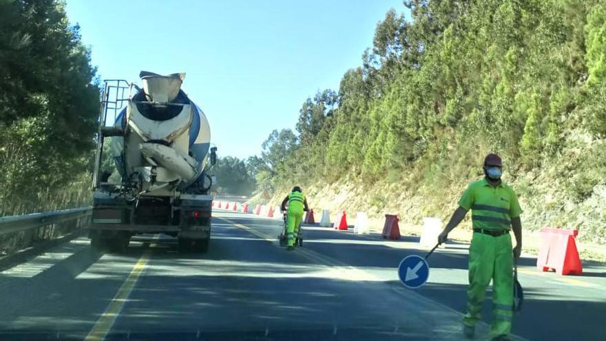 Retenciones esta mañana en la zona de obras. // FdV