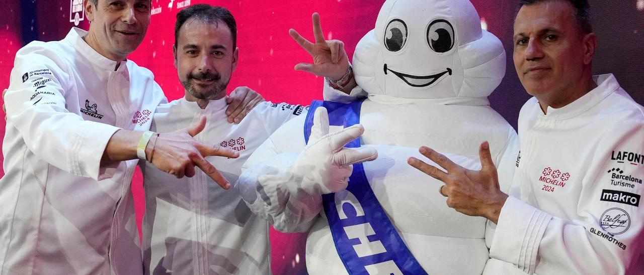 Mateu Casañas, Eduard Xatruch y Oriol Castro, de Disfrutar, con el muñeco de Michelin.